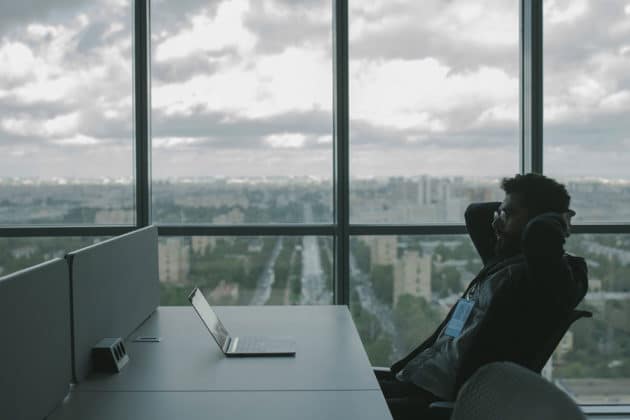 biznes-cloud-cyberbezpieczeństwo-technologia-laptop-biuro-programista-praca