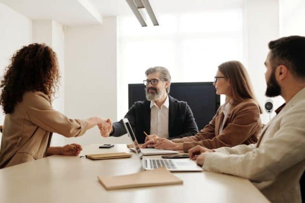 entreprise-coopération-embauche-ressources-humaines-stratégie-rh-emploi-réunion-entretien