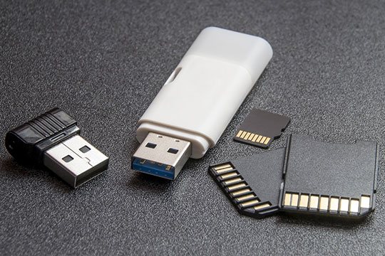 ordinateur-accessoires-flash-drive-memory-sd-card-stick