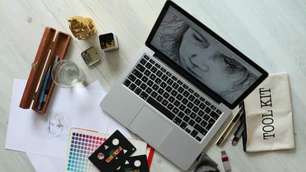 Apple-Macbook-Artist-Color-Creative-Design-Desk-Graphic-Rysunek-Szkic-Praca