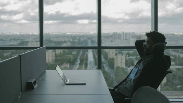 biznes-cloud-cyberbezpieczeństwo-technologia-laptop-biuro-programista-praca