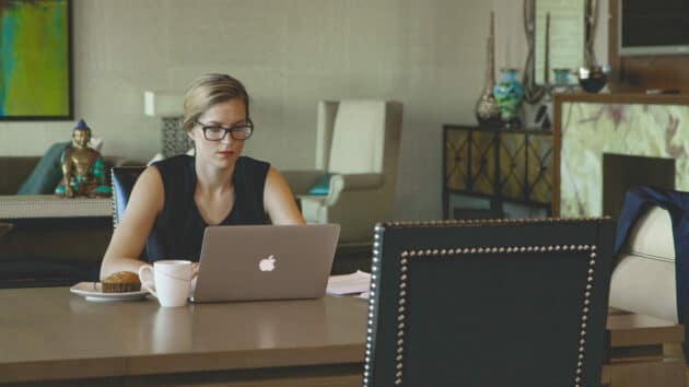 办公桌开发人员设计师苹果 macbook 远程