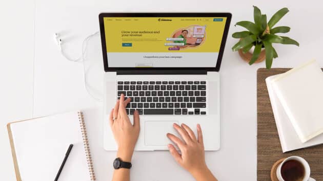 mailchimp-e-mail-marketing-scrivania-ufficio-laptop