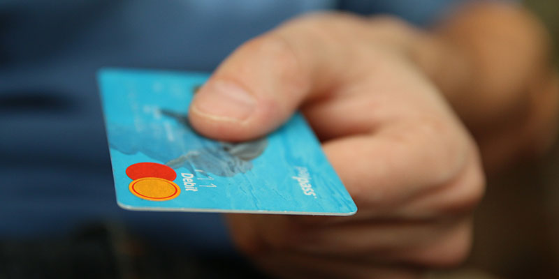 Рука показывает кредитную карту