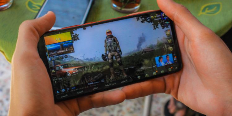 teenager che gioca ai videogiochi sullo smartphone