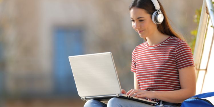 teenager che digita su un computer per un lavoro di trascrizione