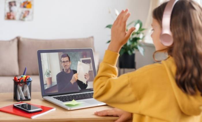 ragazzo che viene istruito da un istruttore online