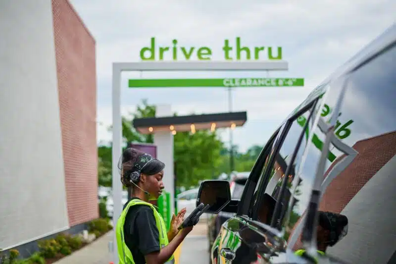 Aracı ile ShakeShack Drive Thru 800x533