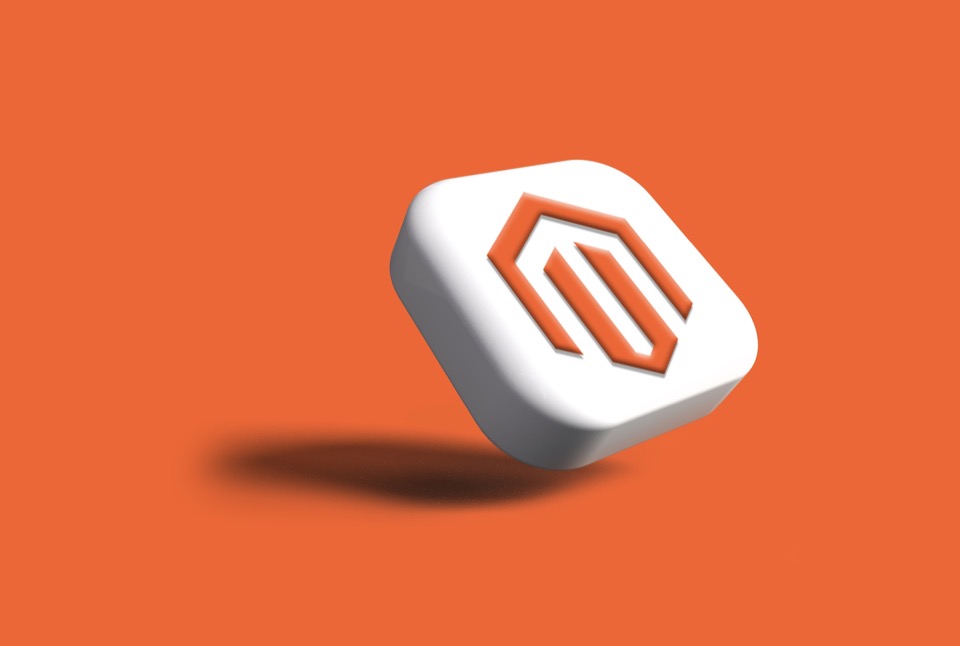 Логотип Magento на оранжевом фоне