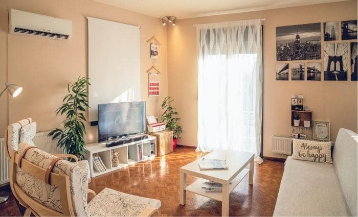 Airbnb'de kiralık olarak tasarlanmış oturma odası