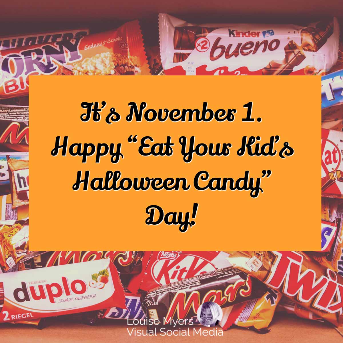 pilha de doces embrulhados com a citação: É 1º de novembro, feliz dia de "Comer o doce de Halloween do seu filho".