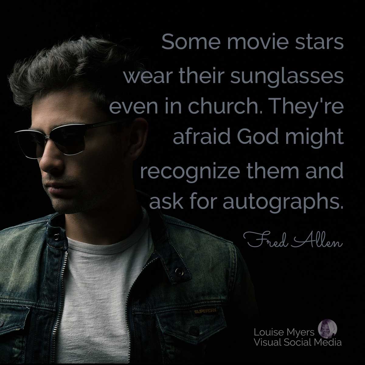 hombre misterioso con gafas de sol con cita, Algunas estrellas de cine usan sus gafas de sol incluso en la iglesia. Tienen miedo de que Dios los reconozca y les pida autógrafos.