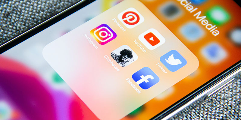 Pictogramele platformelor de social media pe un iPhone