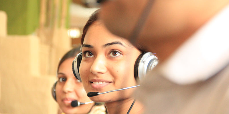 Um provedor de serviço de atendimento telefônico sorridente