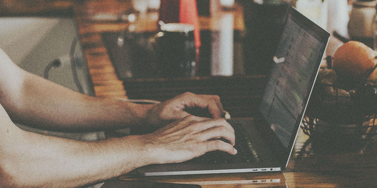 manos escribiendo en un teclado portátil