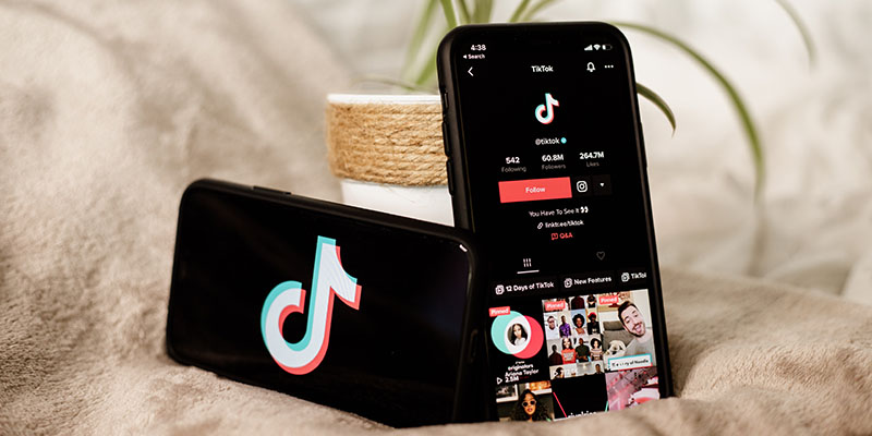 Zwei Telefone mit TikTok-Logo und ein TikTok-Konto