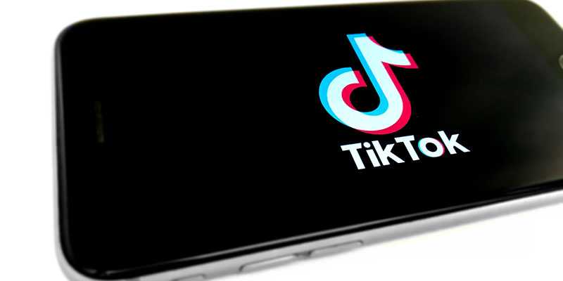 Ein Telefon mit einem großen TikTok-Logo