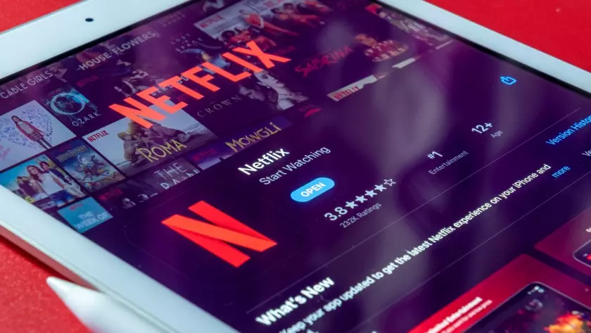 Tren Pengembangan Aplikasi OTT: Aplikasi netflix ditampilkan di iPad.