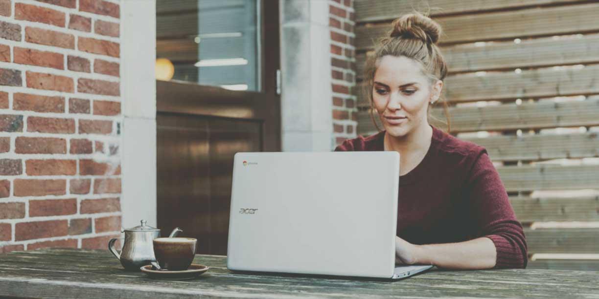 mujer en la computadora