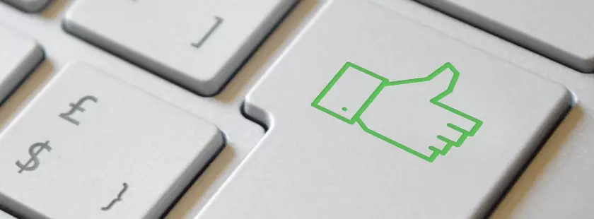 Un primer plano de un signo verde de aprobación en un teclado.