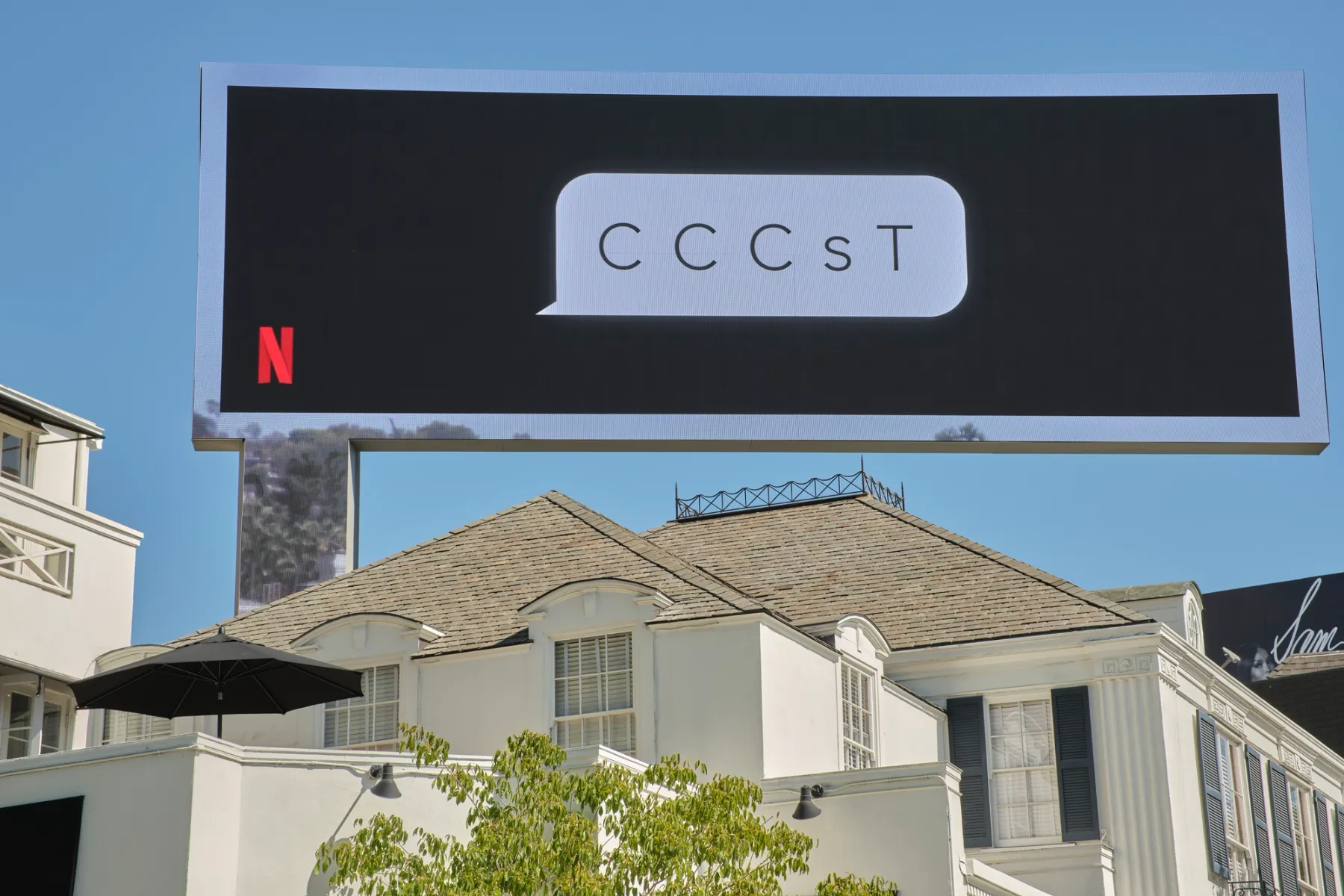 廣告看板的照片。 i9t 的左下角有 Netflix 標誌，還有一個對話氣泡，上面寫著“C C C s T”