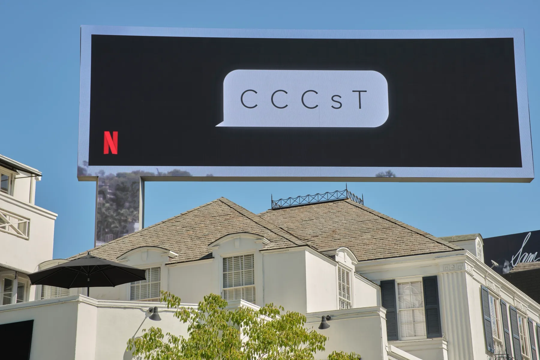 看板の写真。 i9t の左下隅には netflix のロゴがあり、「C C C s T」という吹き出しが表示されます。