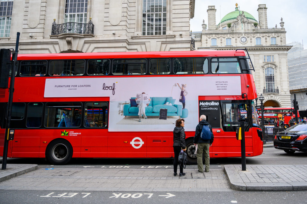 一輛巴士的照片，旁邊貼著家具品牌 Loaf 的廣告