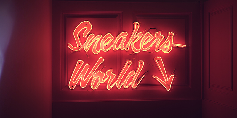 Sneaker World Красное неоновое освещение на темной стене